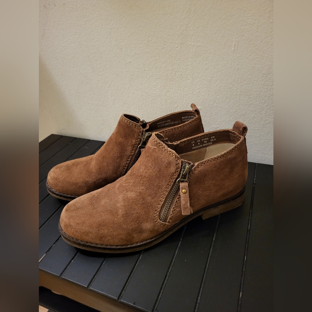 Hush Puppies Women's side zip Ankle Boot Size 8